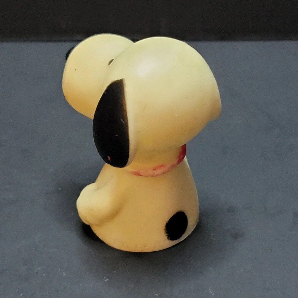 Vintage Snoopy Rubber Finger Puppet Peanuts 1966‎ Small Figure Toy 60s